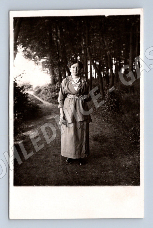 Stará fotografie žena v přírodě (M32697)