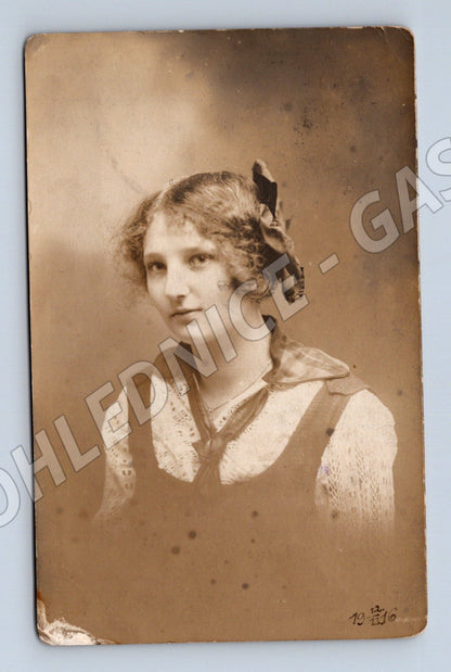 Pohlednice Karlín mladá žena 1916 (M32705)