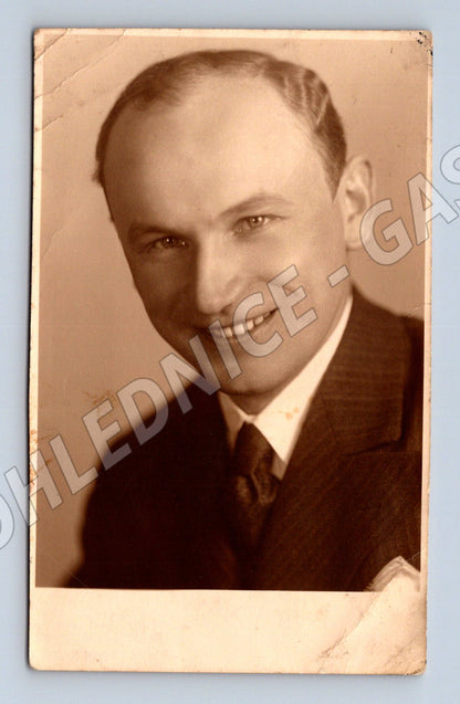 Stará fotografie Fălticeni portrét usměvavého muže (M32730)