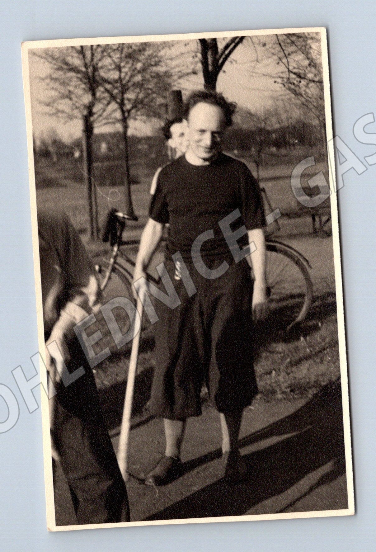 Pohlednice žena s kolem (M32732)