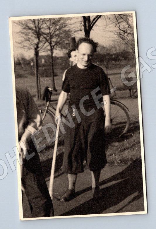 Pohlednice žena s kolem (M32732)