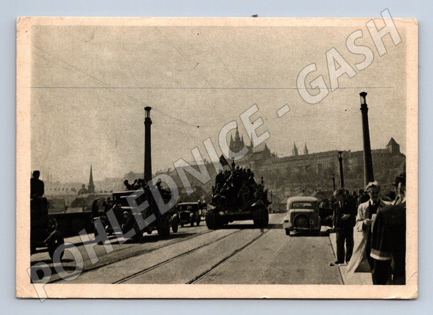Pohlednice Praha Mánesův most ruské tanky 1945 (M32755)