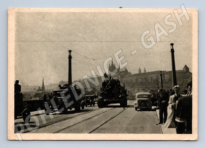Pohlednice Praha Mánesův most ruské tanky 1945 (M32755)