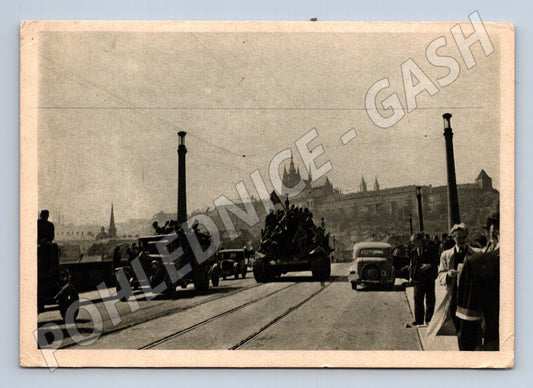 Pohlednice Praha Mánesův most ruské tanky 1945 (M32755)