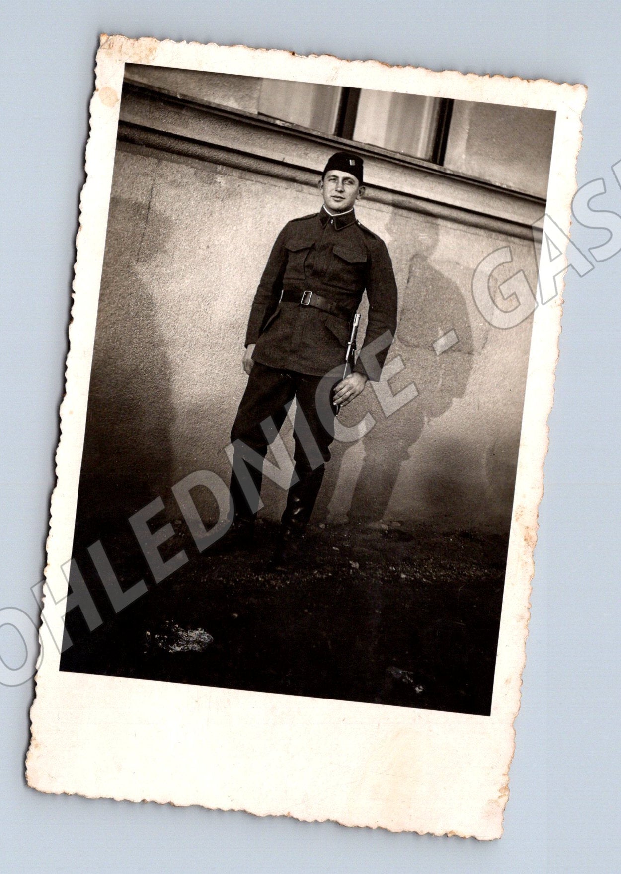 Stará fotografie mladý voják v uniformě (M32762)