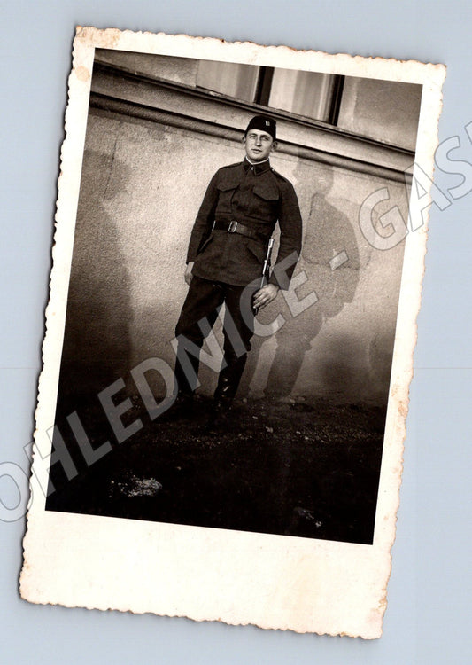 Stará fotografie mladý voják v uniformě (M32762)