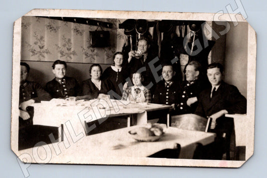 Pohlednice skupina osob v uniformách u stolu (M32763)