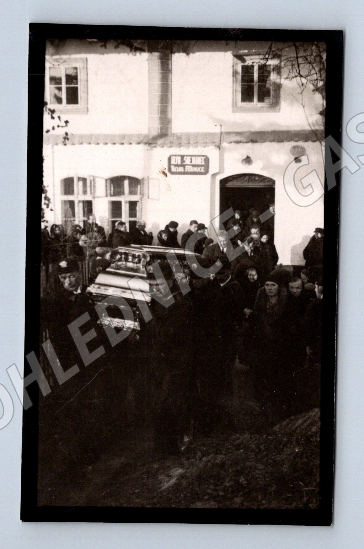 Pohlednice skupina lidí před obchodem Uhrmacher Schmidt (M32770)