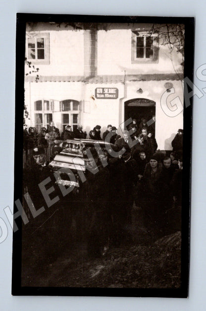 Pohlednice skupina lidí před obchodem Uhrmacher Schmidt (M32770)