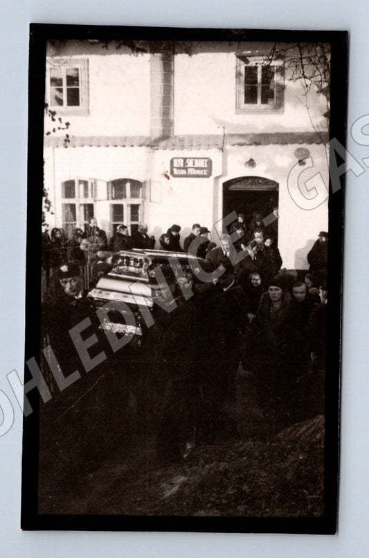 Pohlednice skupina lidí před obchodem Uhrmacher Schmidt (M32770)
