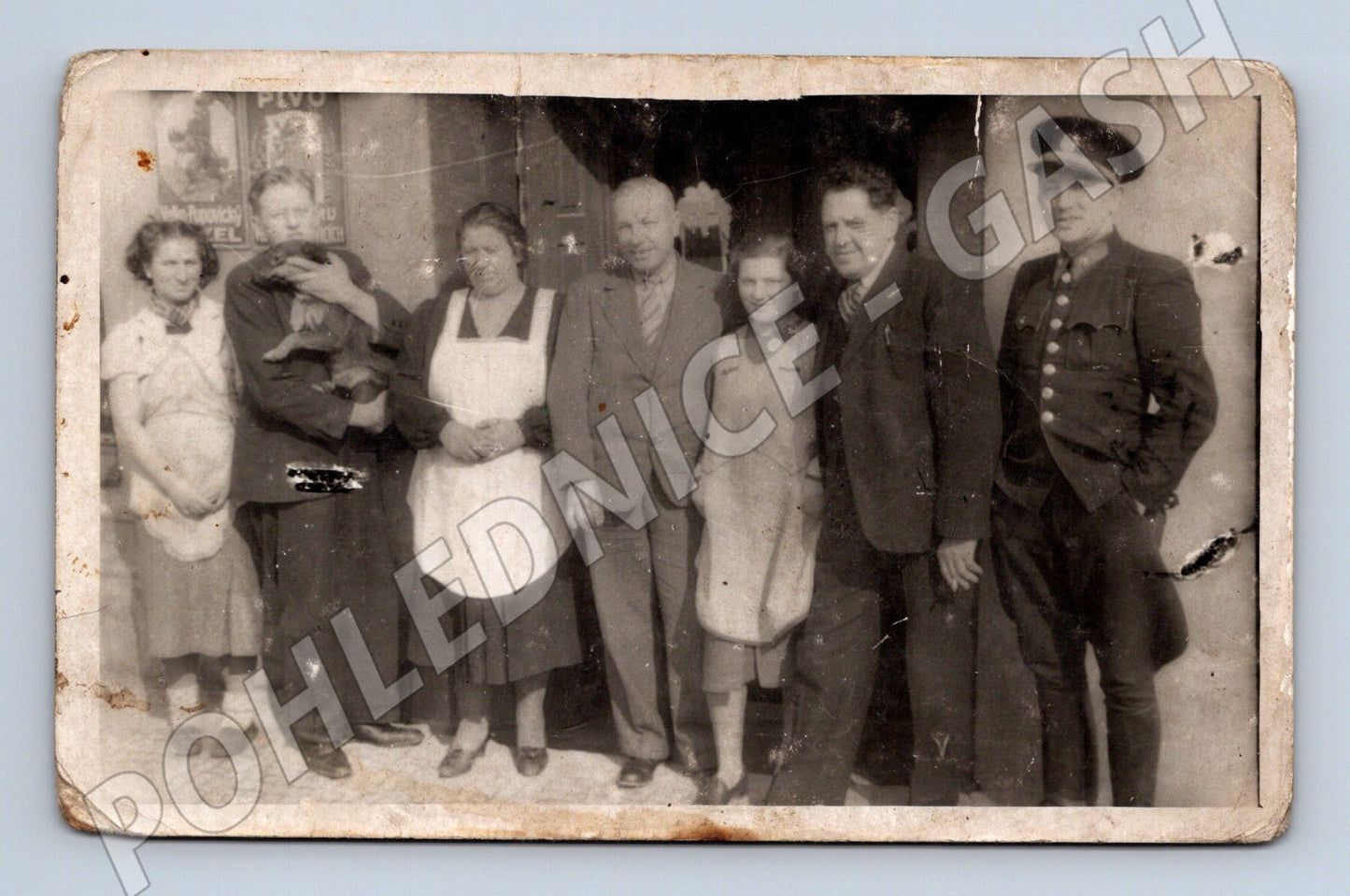 Pohlednice skupina osob v uniformě a psem (M32774)