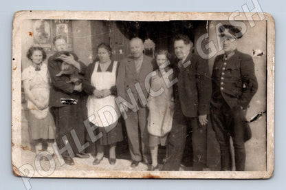 Pohlednice skupina osob v uniformě a psem (M32774)