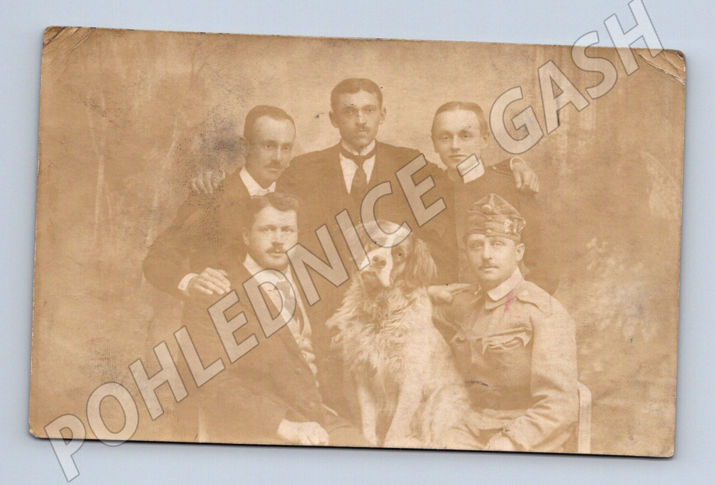 Stará fotografie Praha muži s psem v uniformě 1934-38 (M32775)
