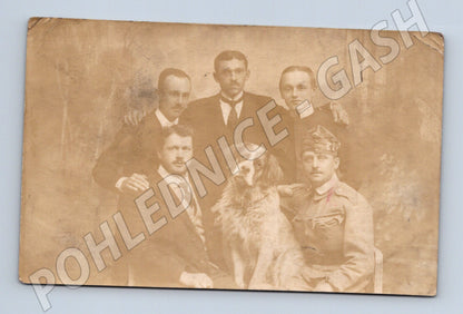 Stará fotografie Praha muži s psem v uniformě 1934-38 (M32775)
