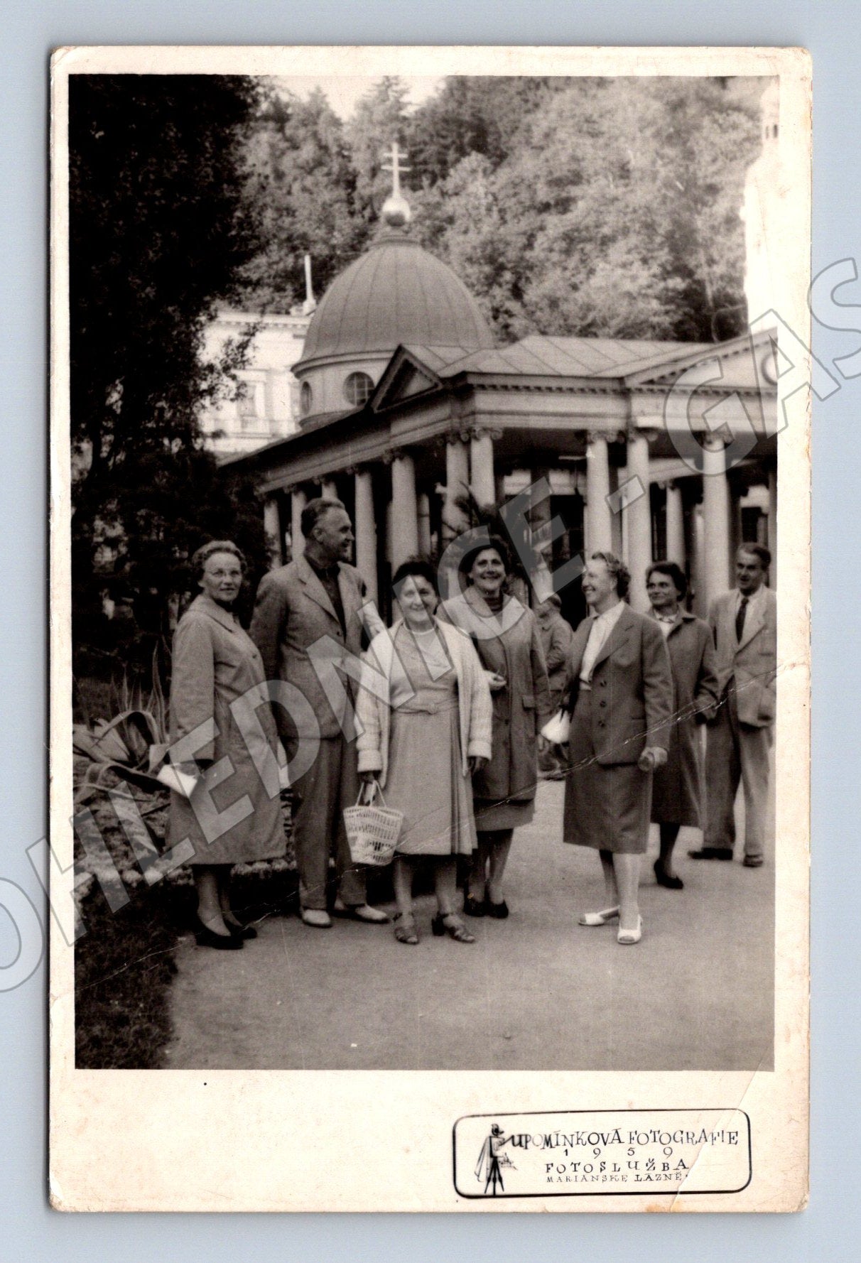 Pohlednice Litomyšl skupina osob před budovou 1939 (M32779)