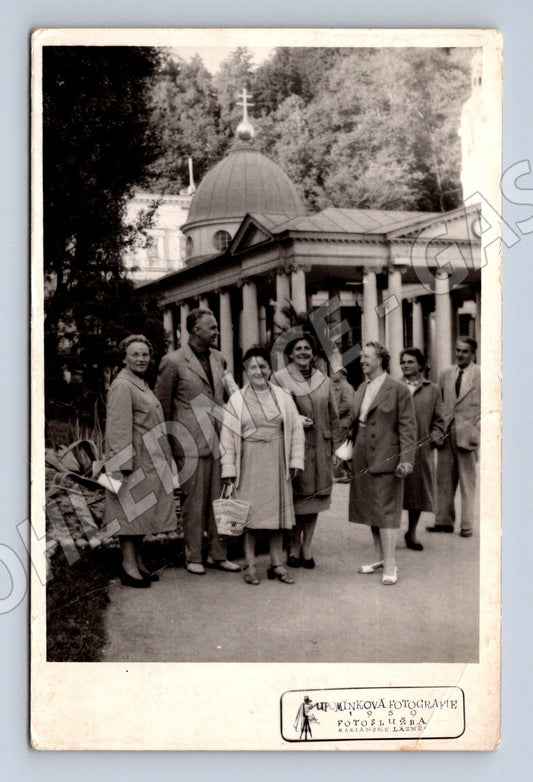 Pohlednice Litomyšl skupina osob před budovou 1939 (M32779)
