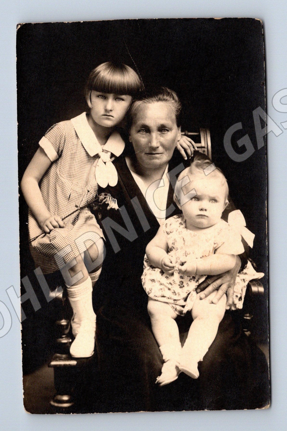 Pohlednice rodinný portrét žena se dvěma dětmi 1930 (M32780)