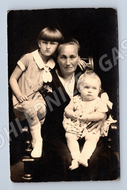 Pohlednice rodinný portrét žena se dvěma dětmi 1930 (M32780)