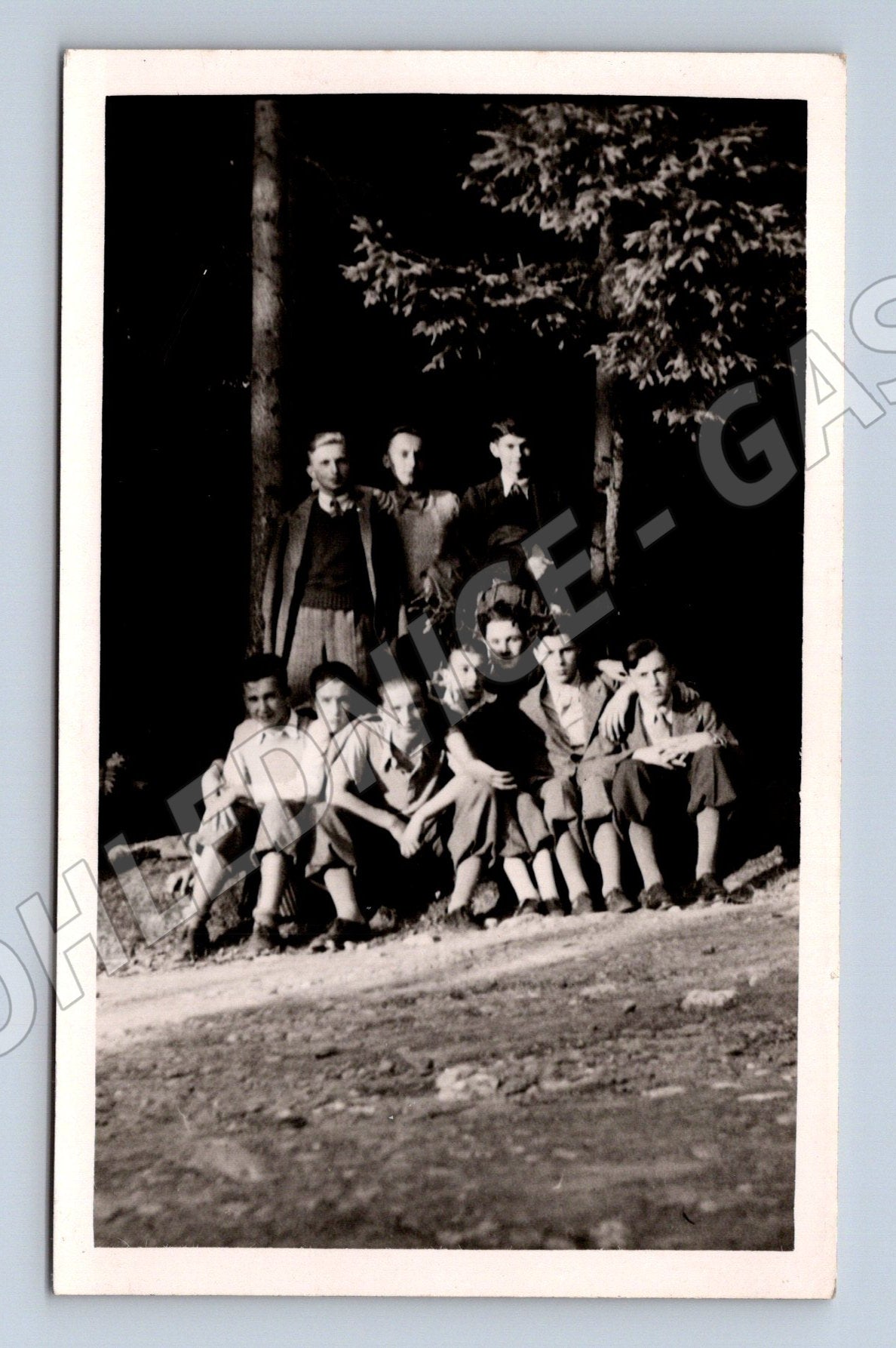 Pohlednice skupinka dětí venku (M32787)