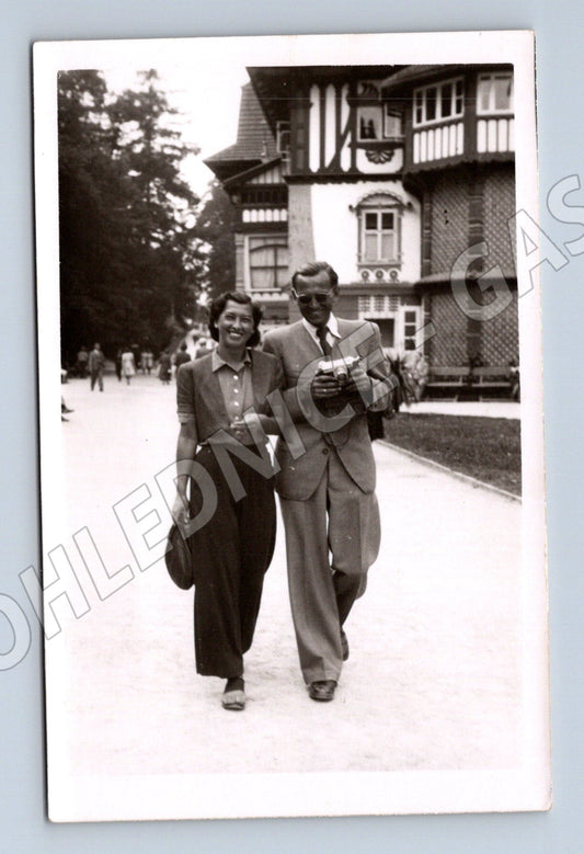 Stará fotografie Ljubljana pár před budovou (M32791)