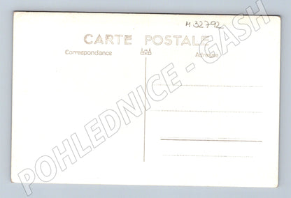 Pohlednice žena s míčkem na ulici (M32792)