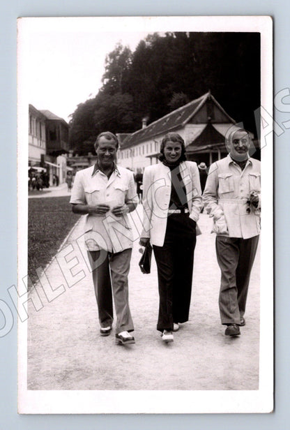 Stará fotografie tři osoby venku (M32793)