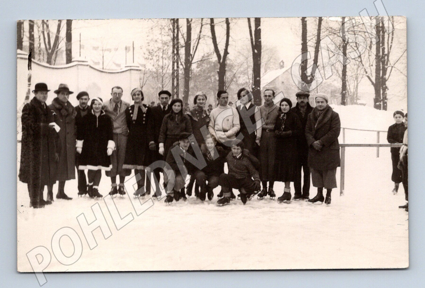 Stará fotografie Košice skupina bruslařů na ledu (M32795)
