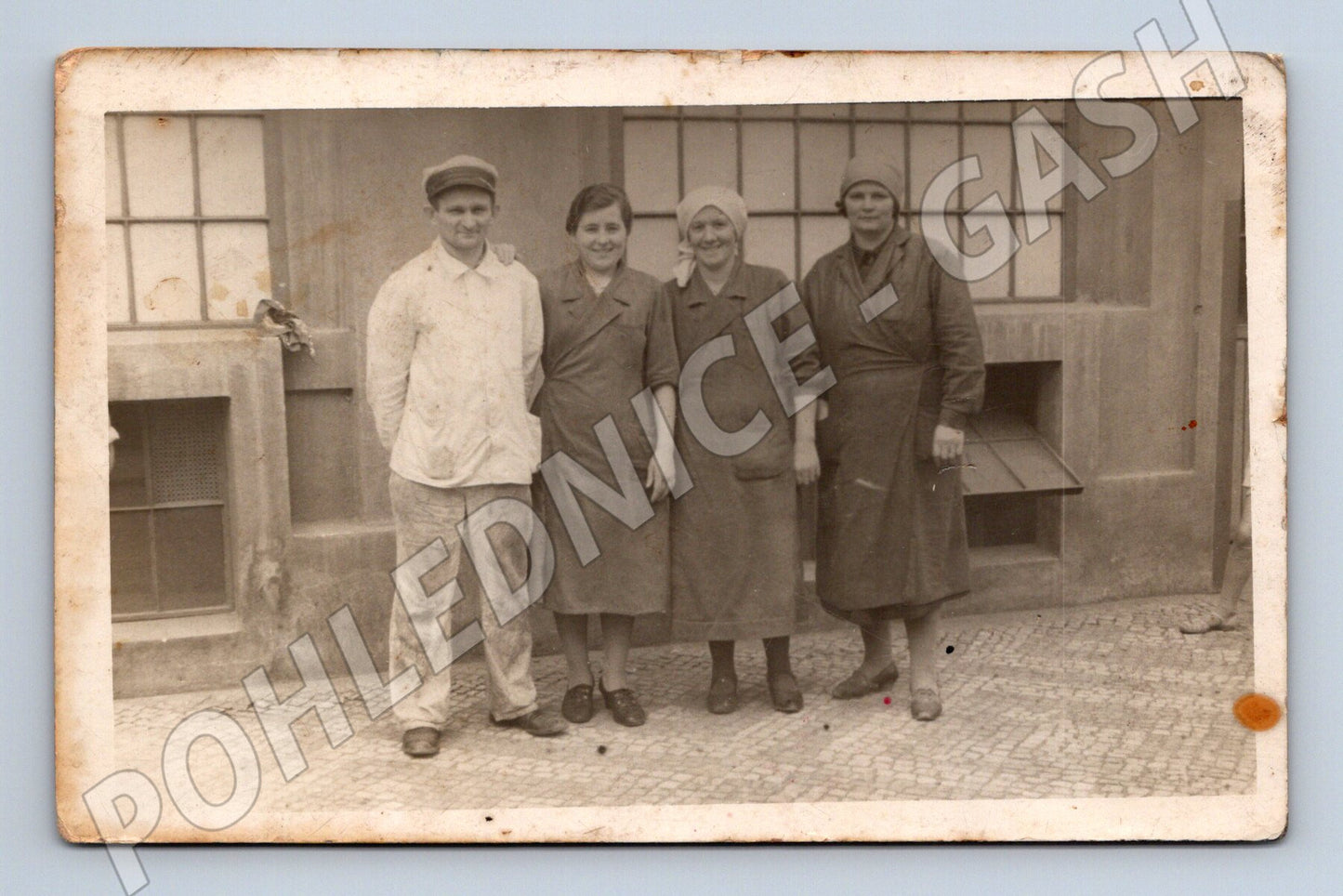 Pohlednice skupina pracujících u budovy (M32798)