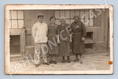 Pohlednice skupina pracujících u budovy (M32798)