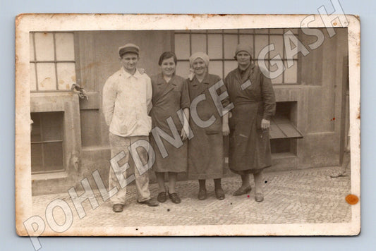 Pohlednice skupina pracujících u budovy (M32798)