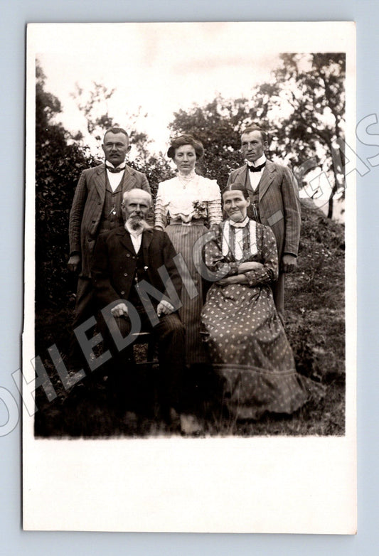Stará fotografie skupinový portrét v přírodě (M32800)