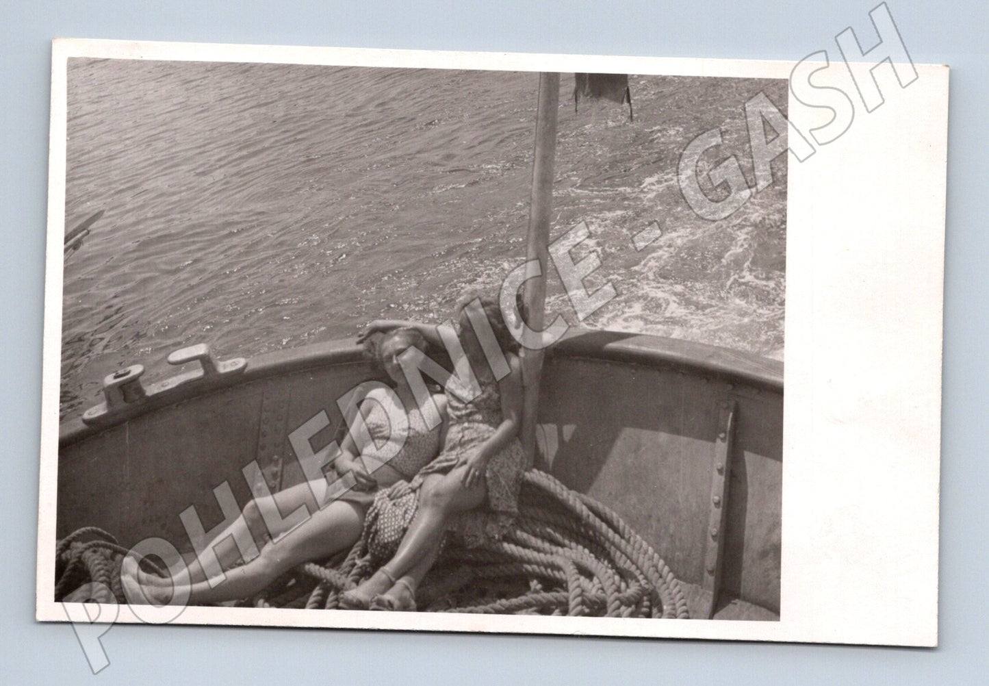 Stará fotografie dvě ženy na lodi, odpočívající (M32801)