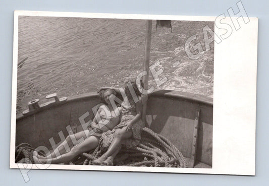 Stará fotografie dvě ženy na lodi, odpočívající (M32801)