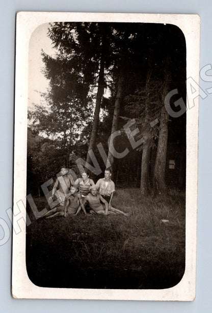 Stará fotografie skupina mladíků v plavkách v lese (M32802)