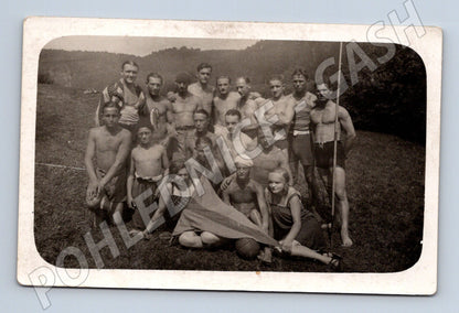 Pohlednice skupina mladých lidí v plavkách s vlajkou (M32804)