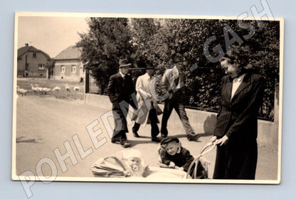 Stará fotografie rodina s kočárkem a muži na cestě (M32808)