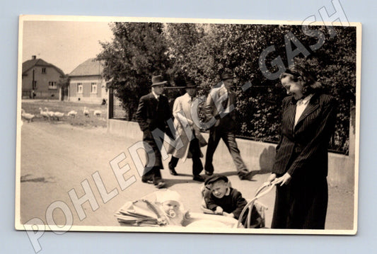 Stará fotografie rodina s kočárkem a muži na cestě (M32808)