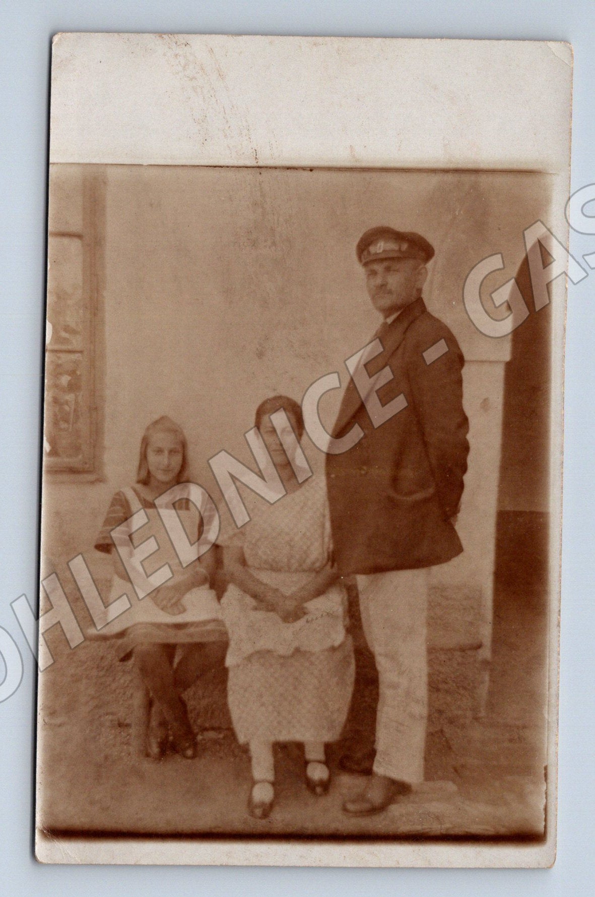 Pohlednice muž v uniformě a dvě ženy (M32835)