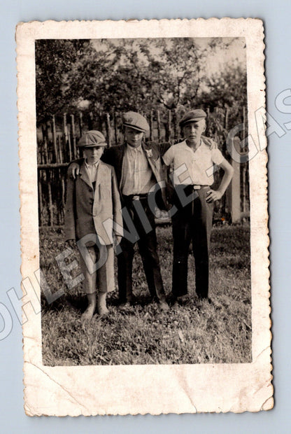 Stará fotografie tři chlapci v zahradě 1937 (M32837)