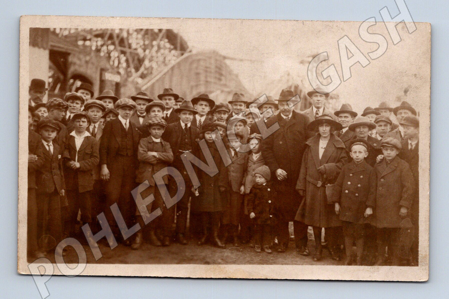 Pohlednice skupina mužů a chlapců společná fotografie (M32838)