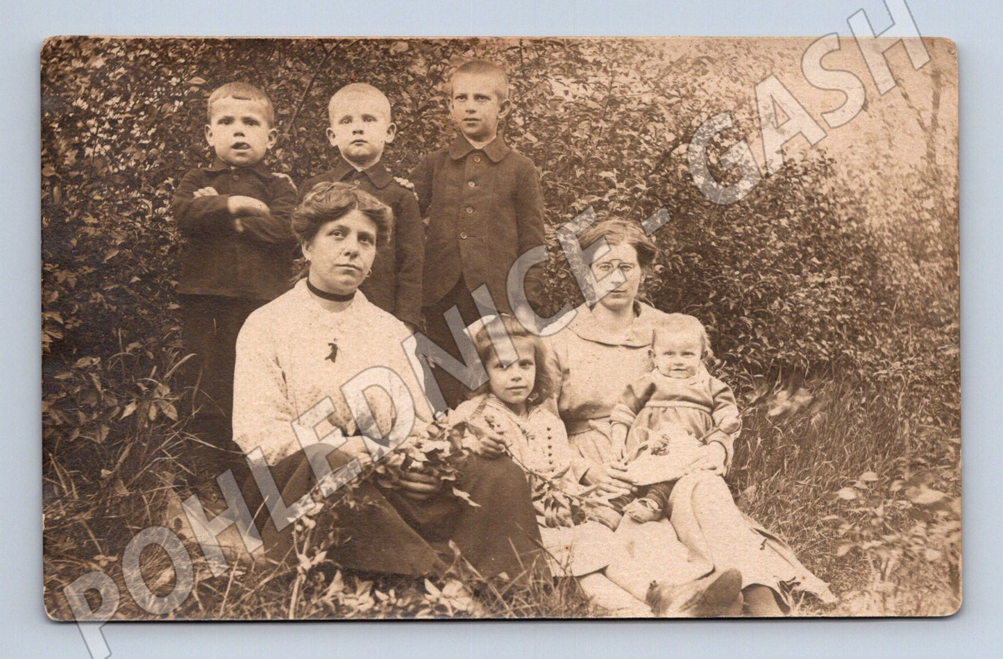 Pohlednice rodinný portrét s dětmi venku (M32840)