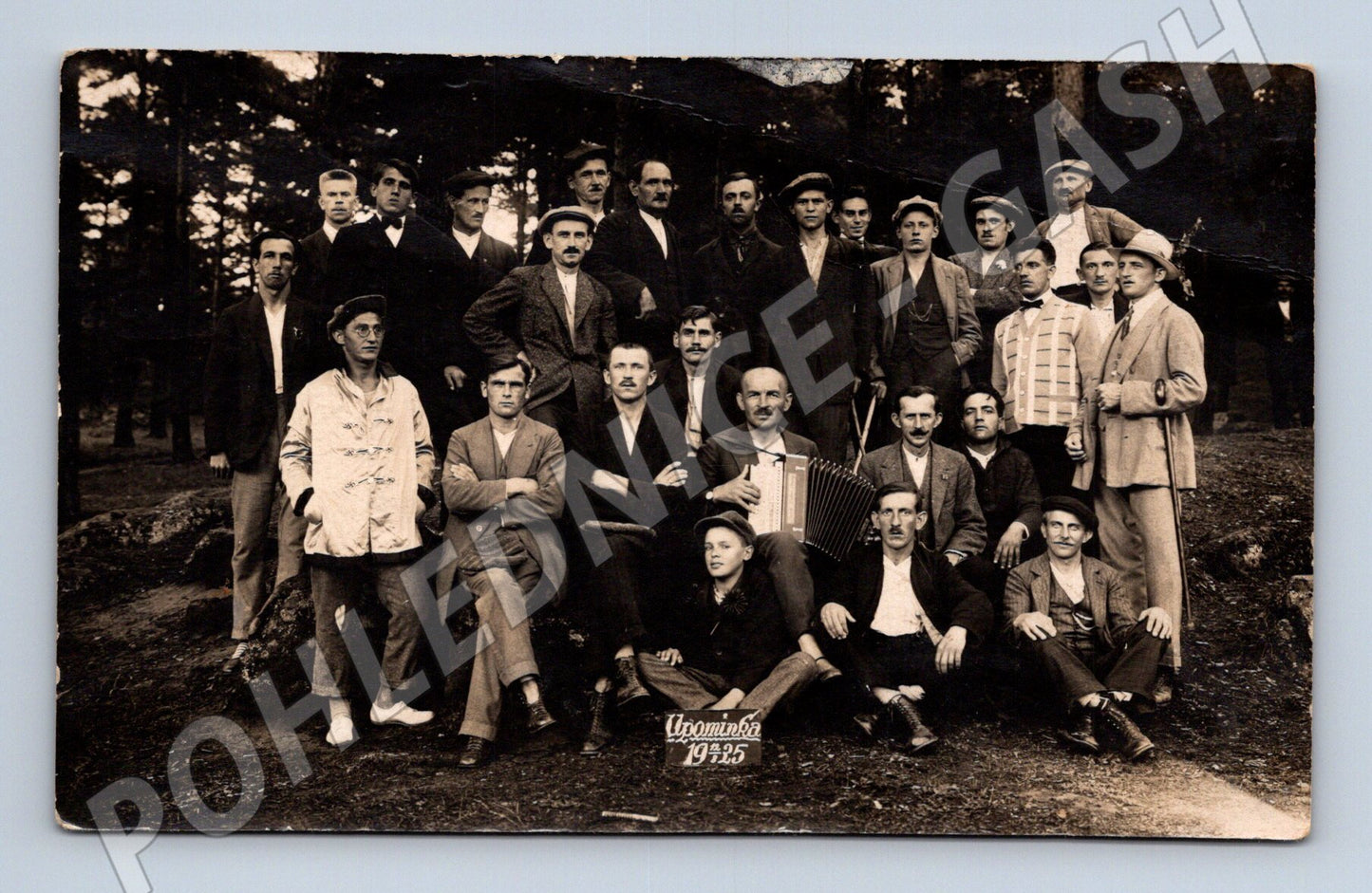 Pohlednice skupinové foto mužů harmonika 1925 (M32841)