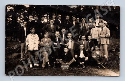 Pohlednice skupinové foto mužů harmonika 1925 (M32841)
