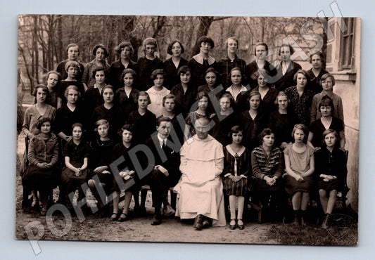 Pohlednice Jičín skupina žen a duchovního 1926 (M32842)