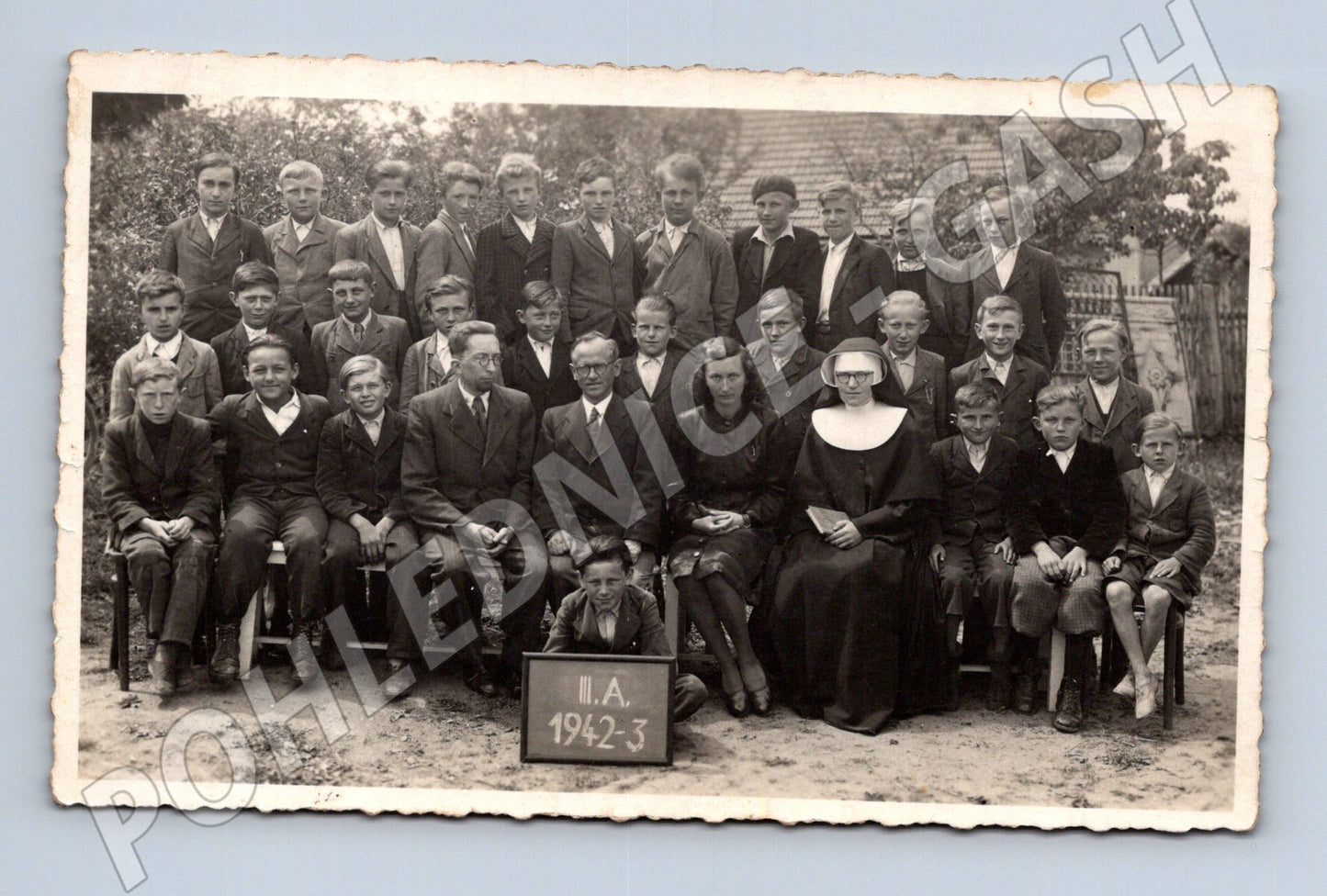 Stará fotografie školní skupina s jeptiškou 1942-3 (M32846)