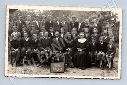 Stará fotografie školní skupina s jeptiškou 1942-3 (M32846)
