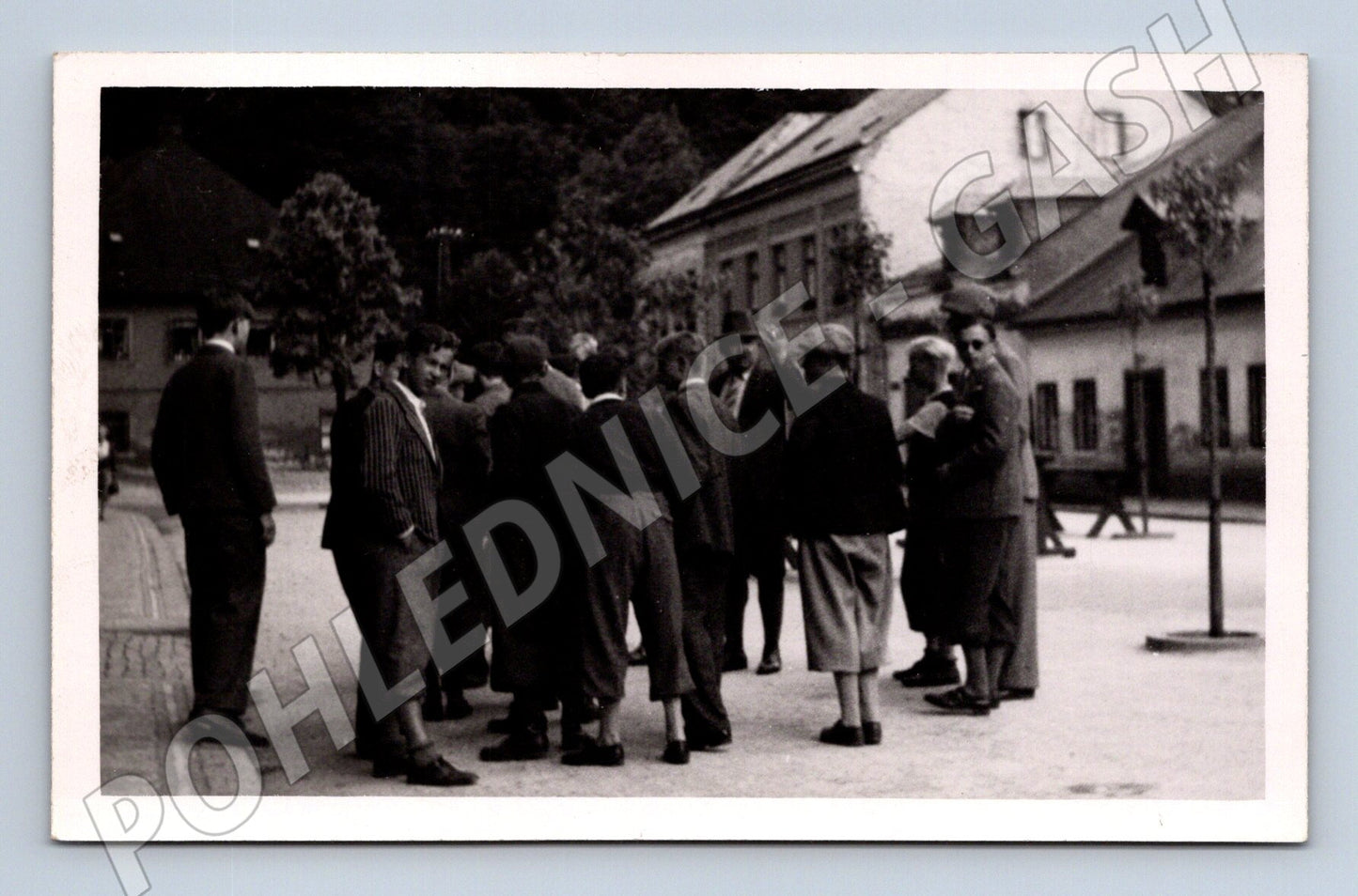 Pohlednice skupina mužů v ulici (M32849)