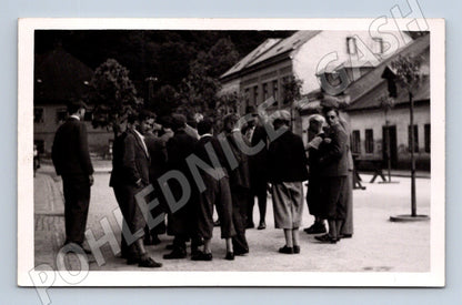 Pohlednice skupina mužů v ulici (M32849)