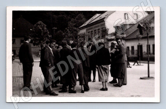 Pohlednice skupina mužů v ulici (M32849)
