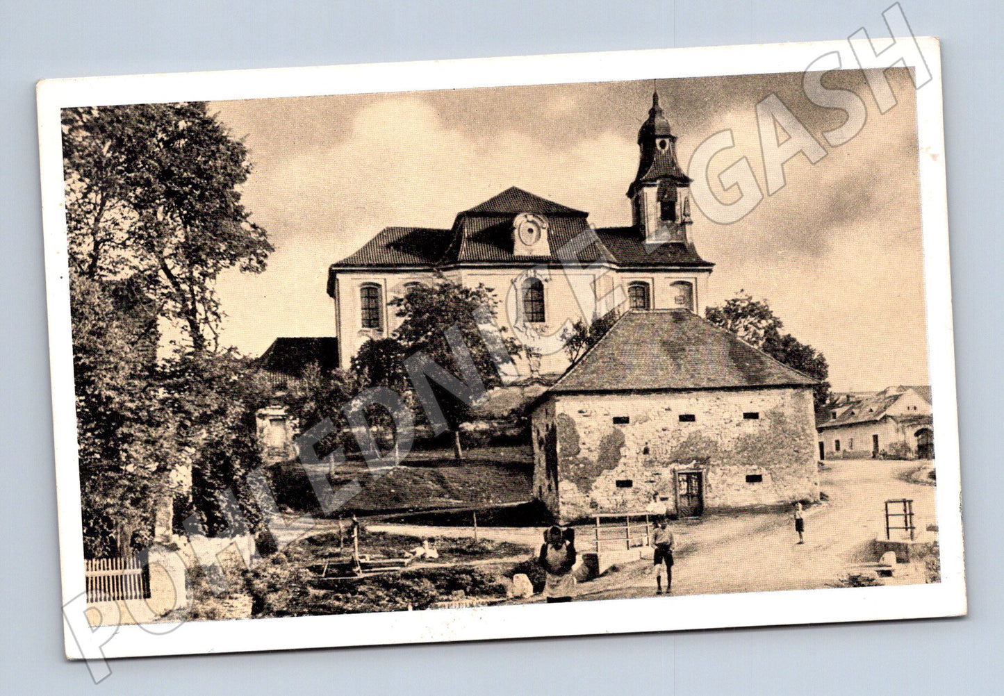 Pohlednice Lidice kostel a sýpka (M3285)